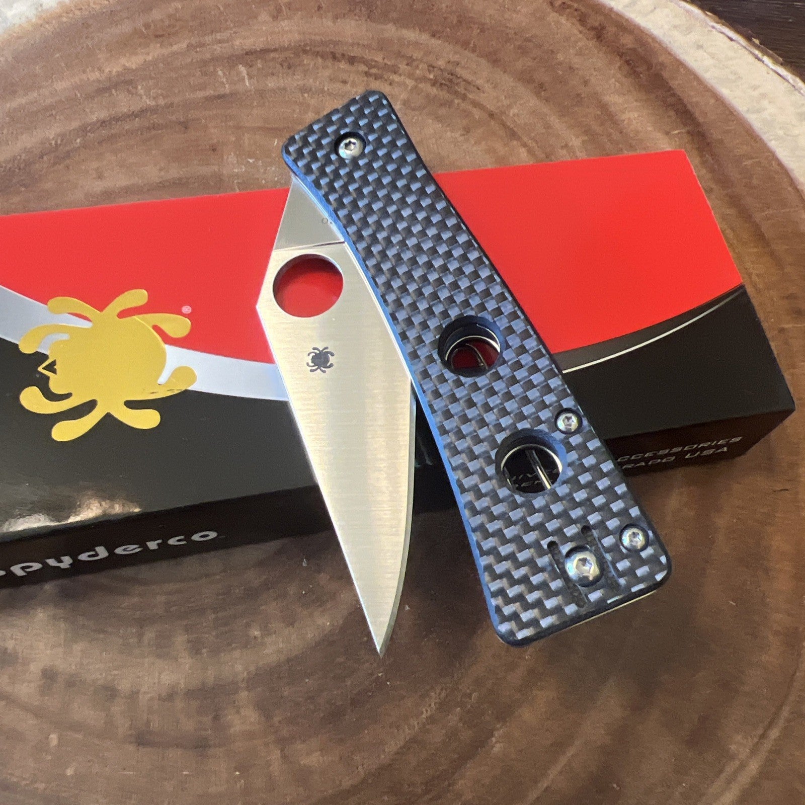 Spyderco Watu CPM-20CV Satin Plain Blade Carbon Fiber/G10 - C251CFP
